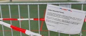 Eine abgesperrte Sportanlage im Potsdamer Volkspark.