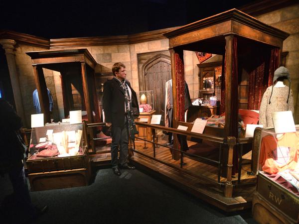 Ab nach Hogwarts. In der Ausstellung werden begehbare Sets aus der Schule für Hexerei und Zauberei zu sehen sein. 