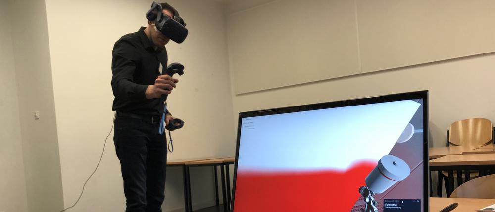 Bei der VR-Lackierwerkstatt können Azubis virtuell Autoteile lackieren.