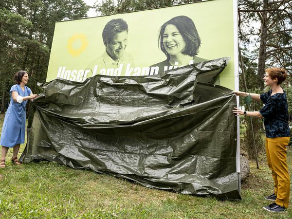 Im Märkischen Wald: Annalena Baerbock (l.) enthüllt das Großplakat  für den Bundestagswahlkampf.