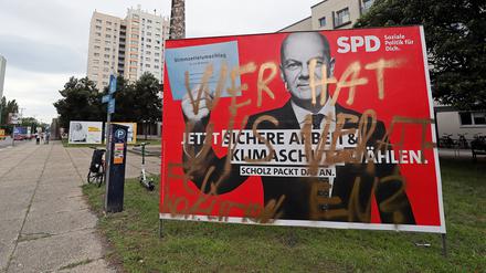 Ein beschmiertes Wahlplakat der SPD, aufgenommen am 10. August
