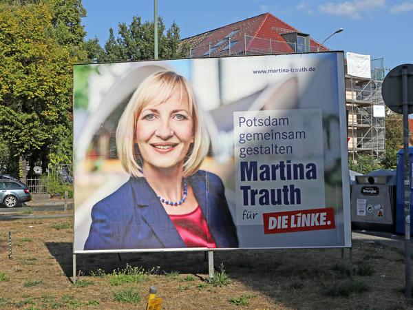 Wahlplakat von Oberbürgermeisterkandidatin Martina Trauth. Foto: Andreas Klaer