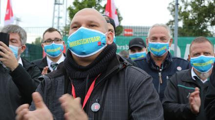 Rund 110 Mitarbeiter streikten am Dienstagmorgen vor dem Betriebsgelände der ViP in der Fritz-Zubeil-Strasse Straße.