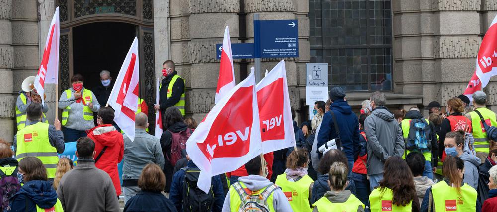 Beim Warnstreik am vergangenen Donnerstag: Demonstranten mit Verdi-Fahnen vor dem Potsdamer Rathaus.