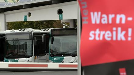 Beim Warnstreik bleiben die Busse im Betriebshof der Potsdamer Verkehrsbetriebe stehen.