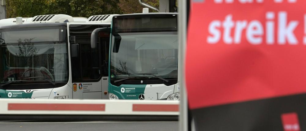Beim Warnstreik bleiben die Busse im Betriebshof der Potsdamer Verkehrsbetriebe stehen.