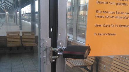 Die Wartehäuschen am Potsdamer Hauptbahnhof waren vorübergehend verschlossen.