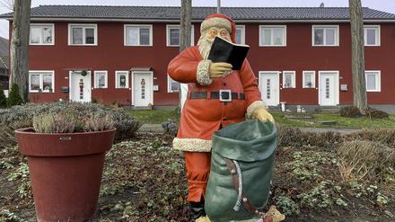 Weil sie ihre Beute, eine 50 Kilogramm schwere Weihnachtsmannstatue, im Internet gezeigt hatten, sind die mutmaßlichen Diebe in Pritzwalk (Landkreis Prignitz) geschnappt worden.