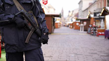 Polizisten mit Maschinengewehr gehören seit zwei Jahren zum Bild des Potsdamer Weihnachtsmarktes "Blauer Lichterglanz".