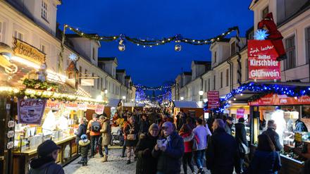 Der "Blaue Lichterglanz" ist Potsdams größter Weihnachtsmarkt und seit dieser Woche eröffnet.