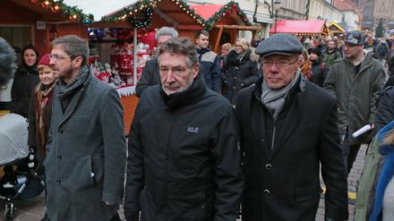 Weihnachtsmarktbesuch: Mike Schubert, OB Jann Jakobs und Burkhart Exner (v.l.) besuchen den Potsdamer Weihnachtsmarkt. 