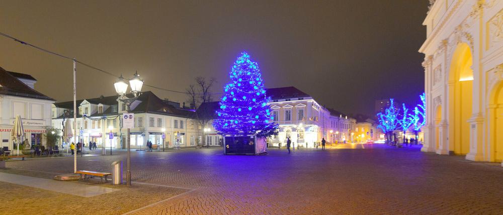 Der Weihnachtsbaum verbreitet vor dem Brandenburger Tor weihnachtliche Stimmung.