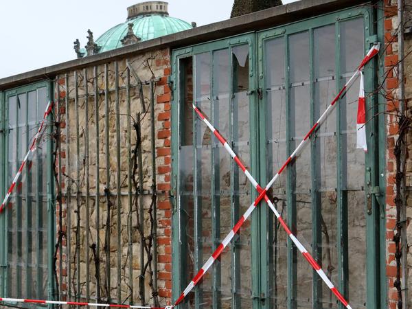 Im Januar 2021 zerstörten Unbekannte zahlreiche Scheiben der Weinterrassen unterhalb des Schlosses Sanssouci.