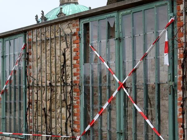 Anfang 2021 zerstörten Unbekannte Scheiben der Weinbergterrassen am Schloss Sanssouci.