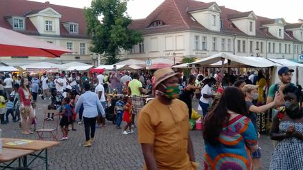 Szene beim Afrikafest am Samstag: Viele Teilnehmer trugen Maske, einige aber auch nicht.