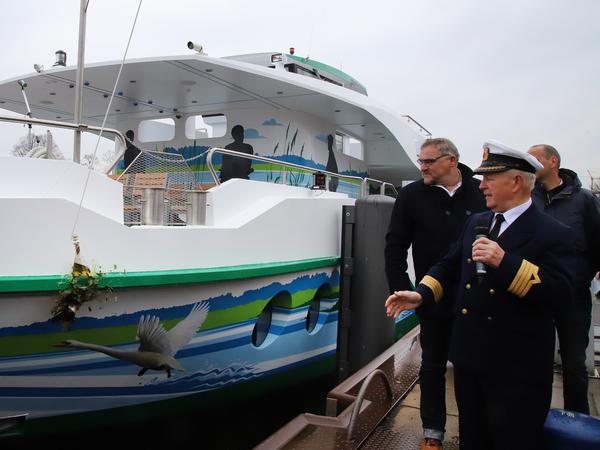 Der 82-jährige Heinz Ahlgrimm, bis zu seinem Ruhestand Kapitän bei der Weißen Flotte, tauft 2019 das neue Hybridschiff auf den Namen Schwielowsee. 