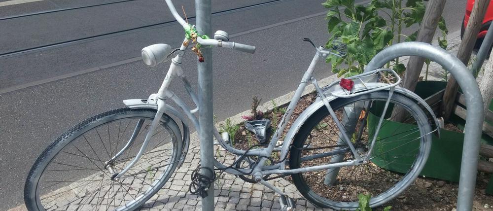 Auch in der Friedrich-Ebert-Straße erinnert ein Geisterfahrrad an eine tödlich verunglückte Radfahrerin. Der Sattel liegt allerdings neben dem Rad.