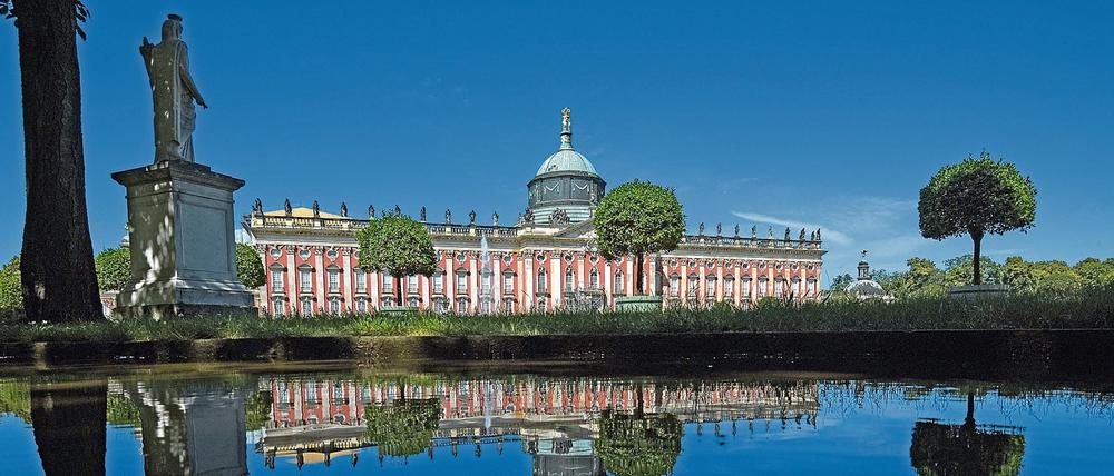 Das Neue Palais im Park Sanssouci spiegelt sich am 20.07.2015 in einer Pfütze in Potsdam (Brandenburg).
