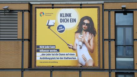 Das umstrittene Werbeplakat der Stadtwerke Potsdam hängt in der Babelsberger Strasse. Foto: Andreas Klaer