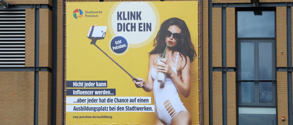 Das umstrittene Werbeplakat der Stadtwerke Potsdam hängt in der Babelsberger Strasse. Foto: Andreas Klaer