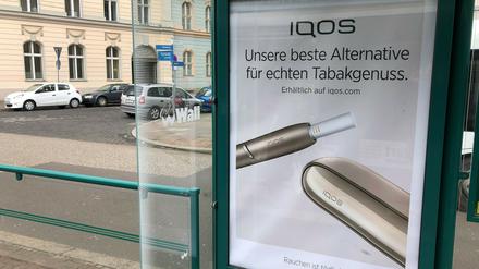 In Potsdam, wir hier an der Tramhaltestelle am Platz der Einheit, wird für E-Zigaretten, Tabak und Alkohol geworben. Noch.