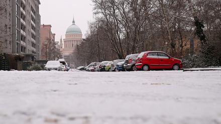 Schnee bedeckt die Straßen Potsdams. Für obdachlose Menschen ist die Kälte lebensgefährlich.