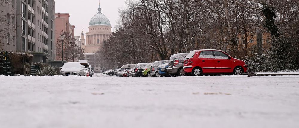 Schnee bedeckt die Straßen Potsdams. Für obdachlose Menschen ist die Kälte lebensgefährlich.
