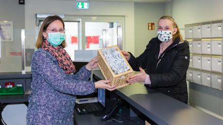 Wilma Schmidt (r.), Hobbynäherin aus Geltow, überreichte am Donnerstag 25 Masken an das Bergmann-Klinikum.