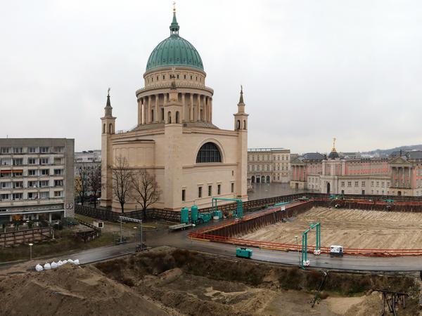 Rechts neben der Nikolaikirche wird schon gebaut, vorn soll es danach weitergehen. Über den Staudenhof (links) muss noch entscheiden werden.
