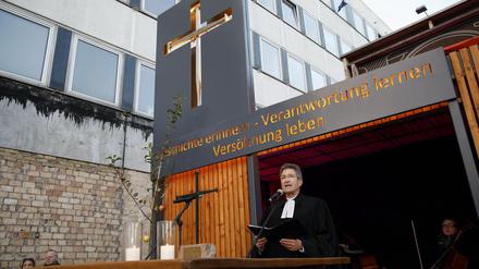 Alt-Bischof Wolfgang Huber vor dem nun beschädigten Treffpunkt Nagelkreuz. 