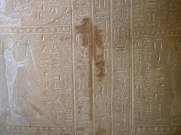 Spuren der Sachbeschädigungen an einem Sarkophag des Propheten Ahmose im Neuen Museum zu sehen. 