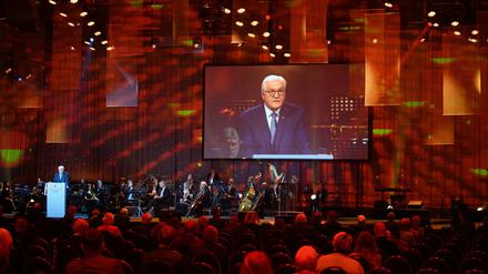 Bundespräsident Frank-Walter Steinmeier spricht auf dem Festakt in der Metropolis-Halle.