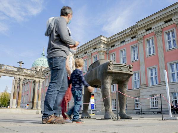 Eine Familie schaut sich die Trabi-Skulptur «Quo Vadis» des tschechischen Künstlers David Cerny an.
