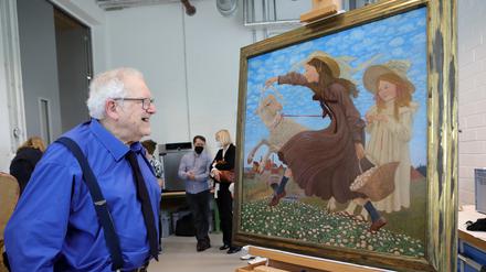 Max Beran, der Enkel der früheren Besitzerin, nahm im Depot der Schlösserstiftung das Gemälde "Schäfchen" in Empfang.