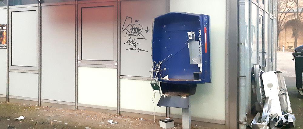 Der Zigarettenautomat am Bassinplatz in Potsdam wurde gesprengt.