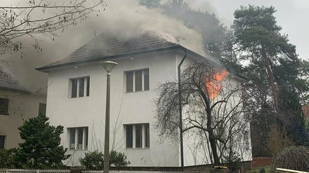 In einem Haus in Babelsberg brennt es.