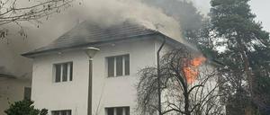 In einem Haus in Babelsberg brennt es.