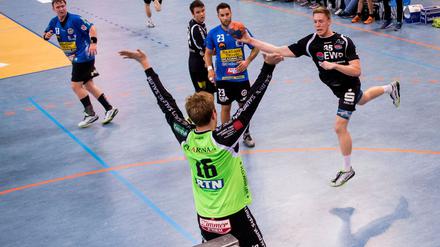Versenkt und verwaltet. Mit einem starken Start in die zweite Hälfte stellten die VfL-Handballer um Phil-Lukas Winter (r.) gegen den DHK Flensborg die Weichen auf Sieg. 