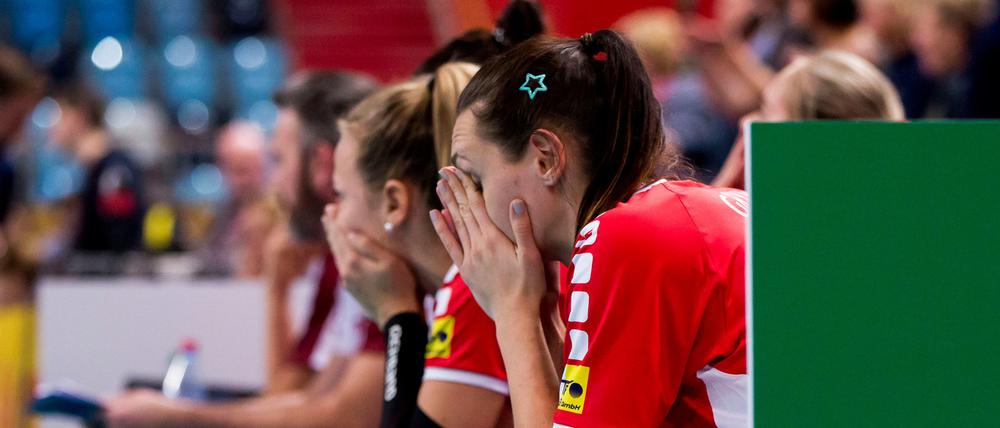 Schockstarre nach Spielschluss. Die Potsdamer Volleyballerinnen waren fassungslos, verpassten sie doch nur knapp das Endspiel.