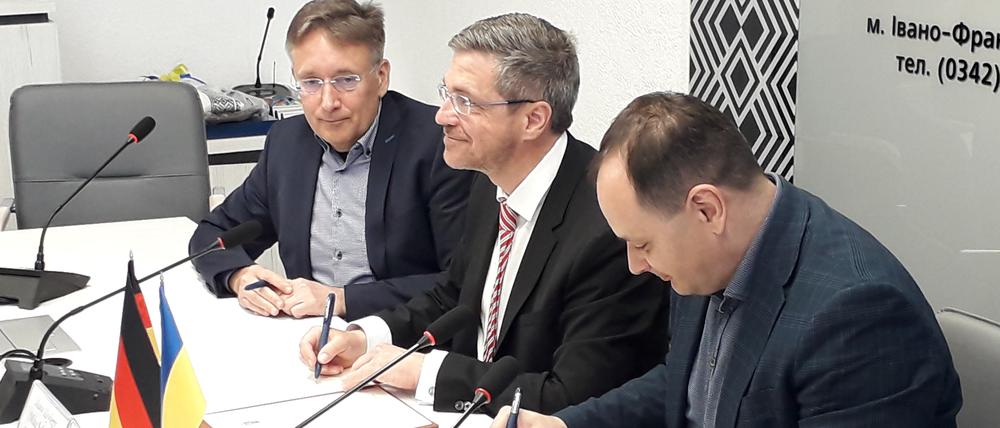 Bei der Vertragsunterzeichnung: Stadtpräsident Pete Heuer, Oberbürgermeister Mike Schubert (beide SPD) und Ruslan Martsinkiw, Bürgermeister von Iwano-Frankiwsk.