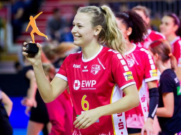 SCP-Kapitänin Antonia Stautz nahm stellvertretend den Pokal für die Auszeichnung als Brandenburgs beste Mannschaft 2019 entgegen.