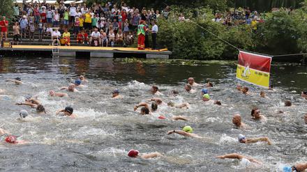 Wasserspaß im Herzen Potsdam. Rund 250 Aktive nahmen wieder am Inselschwimmen teil.