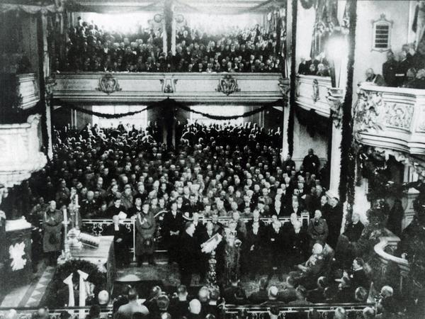 Der von Potsdam am 21. März 1933: Beim Staatsakt in der Garnisonskirche spricht Reichskanzler Adolf Hitler vor Reichspräsident Paul von Hindenburg. 