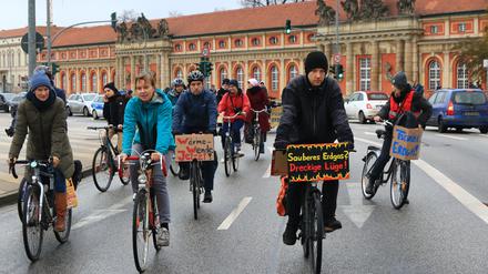 Fahrraddemo gegen Klimawandel unter dem Motto "Tschüss Erdgas" vom Lustgarten in der Potsdamer Mitte zum Heizkraftwerk in Potsdam.
Foto: Thilo Rückeis