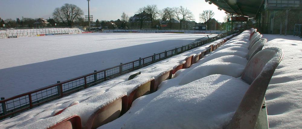 Ohne Rasen kein Spiel: Weil der Platz unter einer Schneedecke liegt, fällt das Spiel zwischen SV Babelsberg 03 und dem VfB Stuttgart II aus.