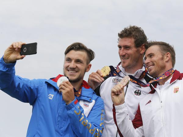 Bitte lächeln. Martin Fuksa, Sebastian Brendel und Attila Vajda bei ihrer Siegerehrung in Baku. 
