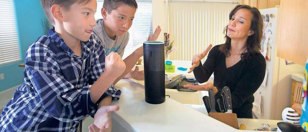 Neue Zeiten. Einige Kinder sollen sich bereits lieber mit dem Digital-Butler Echo von Amazon als mit den Eltern unterhalten, weil von den Sprachassistenten keine Zurechtweisungen und kein Widerspruch zu befürchten sind.