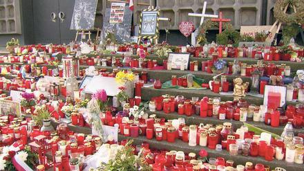 20. Dezember 2016. Der Tag nach dem Anschlag auf dem Breitscheidplatz in Berlin: Kerzen und Blumen für die Opfer.