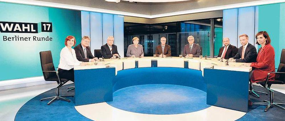 Mehr Sachthemen. In der „Berliner Runde“ diskutierten die Chefredakteure von ARD und ZDF mit Parteispitzen vor über zehn Millionen Zuschauern. CSU-Spitzenkandidat Herrmann (Dritter von l.) übte dabei heftige Kritik an den öffentlich-rechtlichen Sendern.