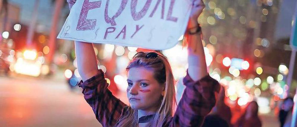 Stete Kampagne. Der „Equal Pay Day“ steht für den Tag, bis zu dem Frauen umsonst arbeiten, während Männer schon ab dem 1. Januar für ihre Arbeit bezahlt werden.